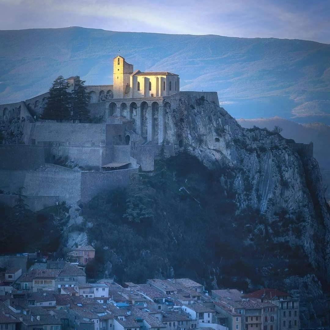 Bed and Breakfast Etxe Laminak Sisteron Exterior foto